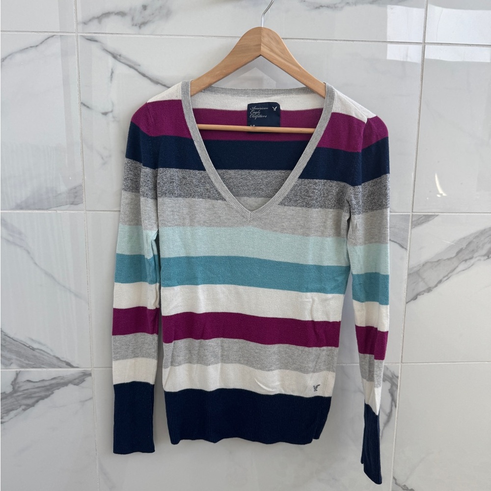 American Eagle v neck sweater - from 2009 - casual easy to wear Y2K style - sz S